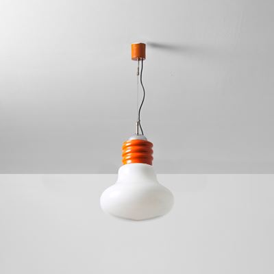 Lampada a sospensione, struttura in metallo cromato e diffusore in vetro opalino, Italia, anni '7...