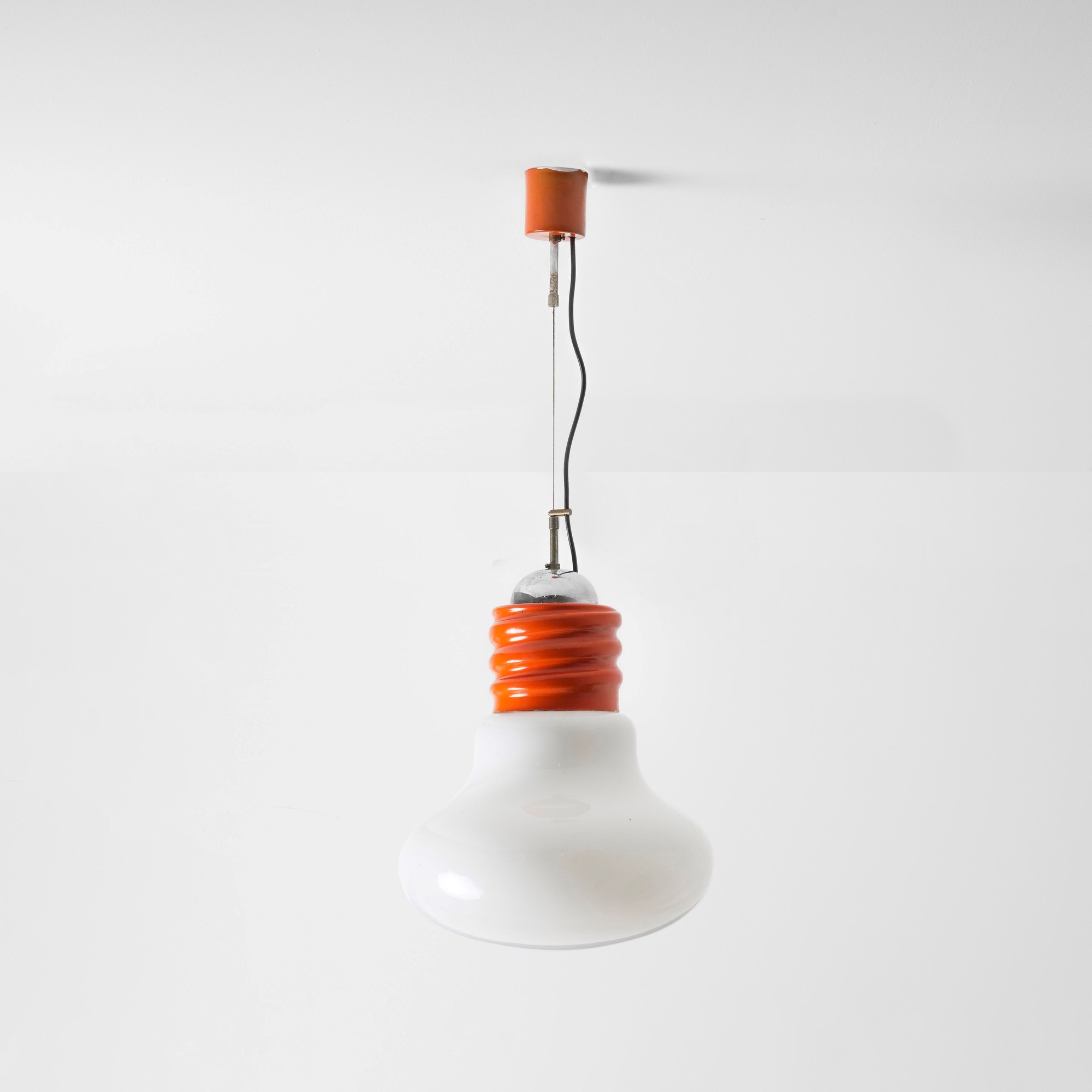 Lampada a sospensione, struttura in metallo cromato e diffusore in vetro opalino, Italia, anni '7...