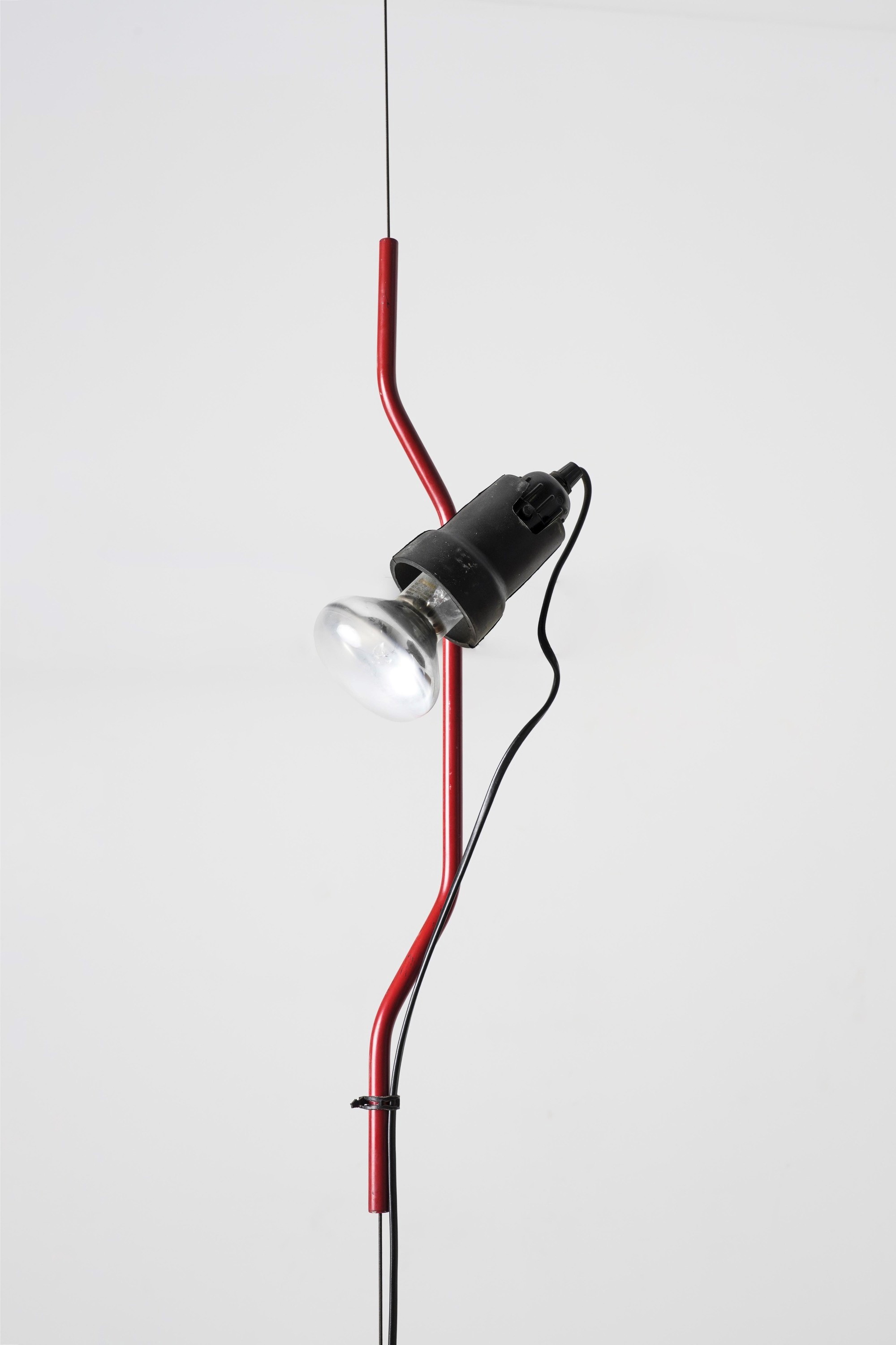 Achille Castiglioni - Lampada cielo terra mod. Parentesi, metallo laccato e filo d'acciaio