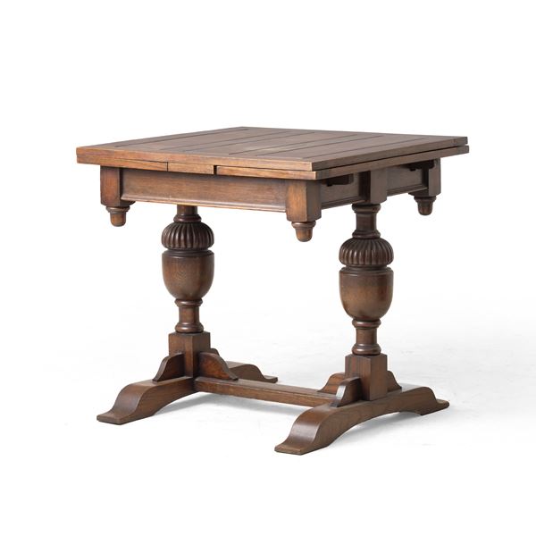 Tavolo a rocchetto allungabile. XX secolo