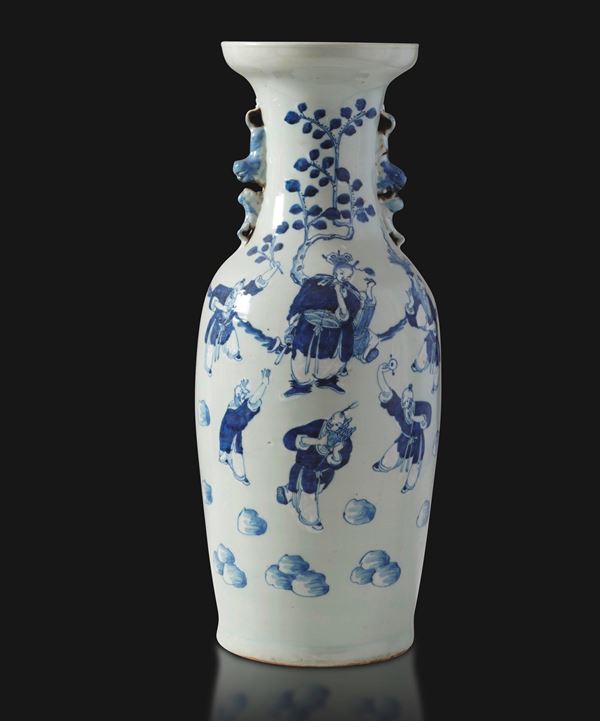 Vaso in porcellana bianca e blu raffigurante scena di corte con leoncini a rilievo, Cina, Dinastia Qing, fine XIX secolo