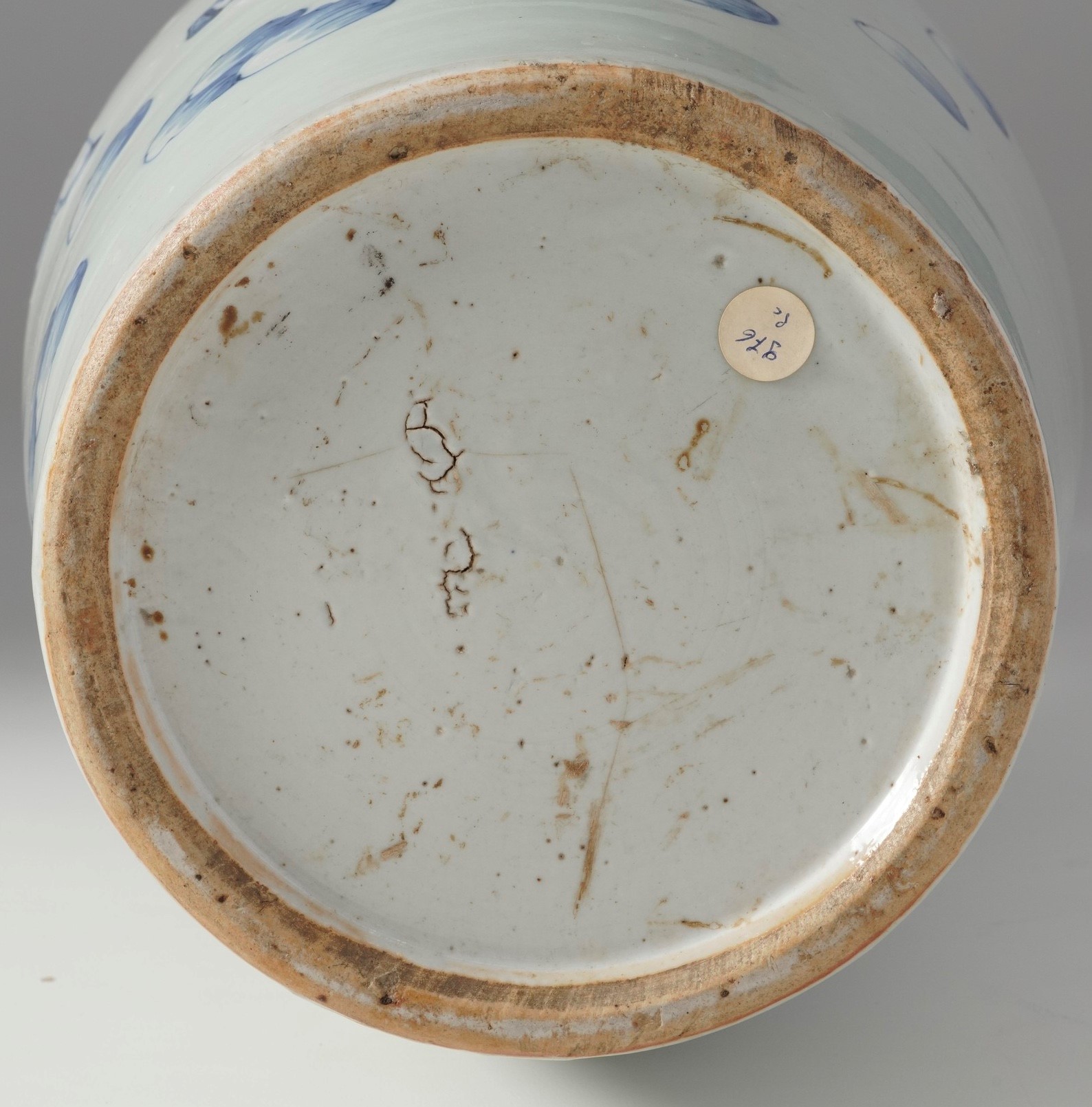 Cina (Dinastia Qing), Vaso in porcellana bianca e blu con scena di corte e leoncini a rilievo, fi...
