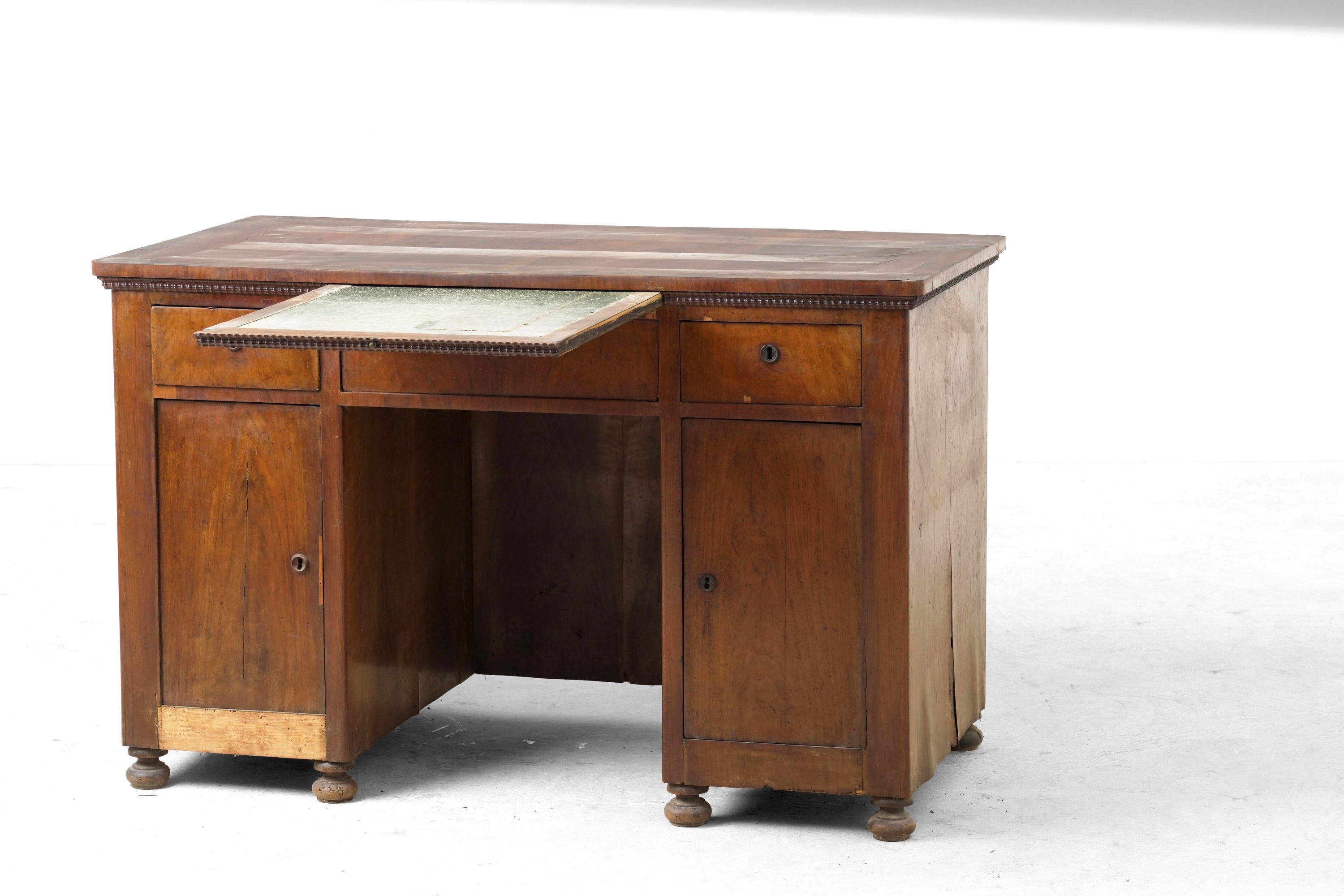 Scrivania in noce, cm 130x68x84