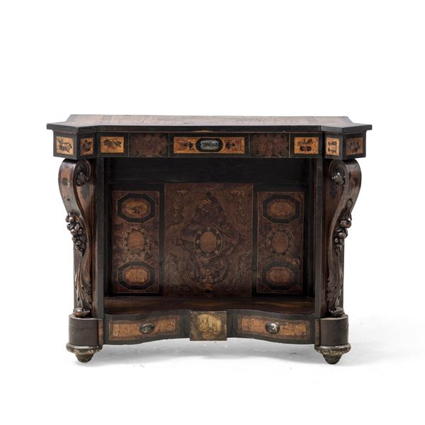 Console lastronata, intarsiata e filettata. XIX secolo