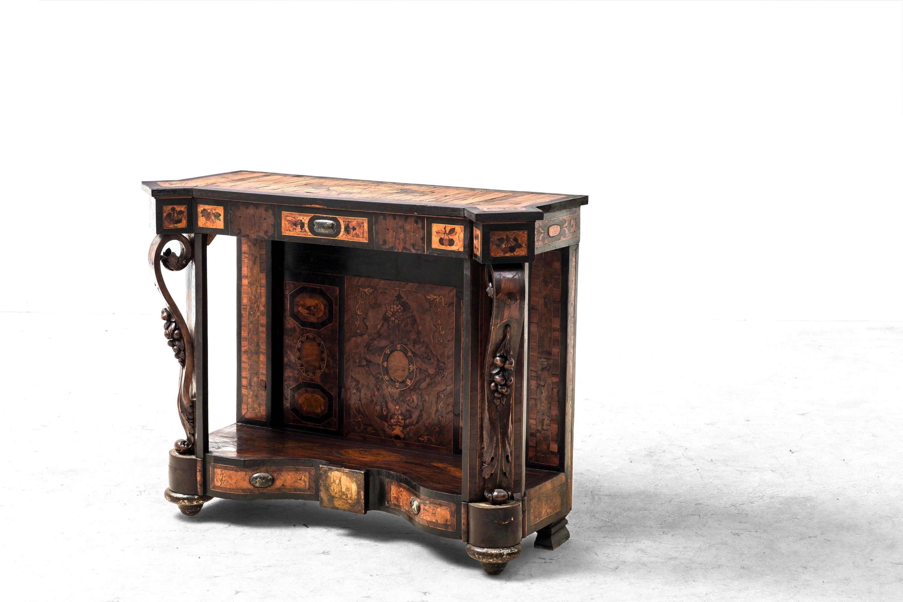 Console lastronata, intarsiata e filettata. XIX secolo