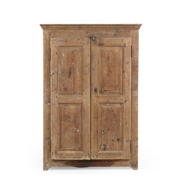 Armadio a due ante in legno dolce