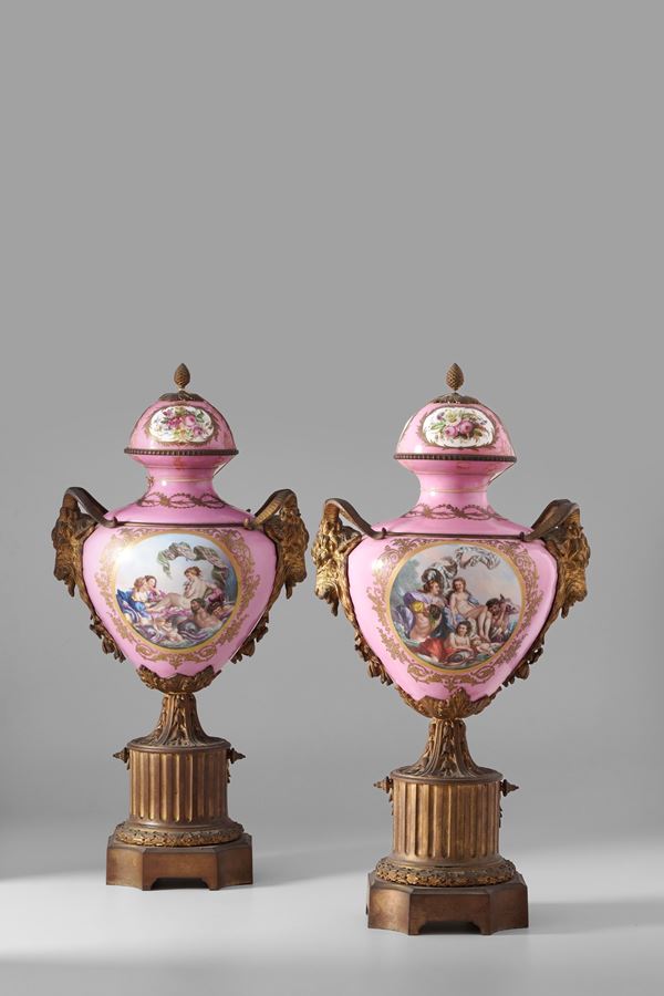 Coppia di vasi in porcellana e bronzo dorato. XIX-XX secolo