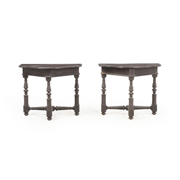Coppia di tavoli console in noce, Centro Italia XVII-XVIII secolo