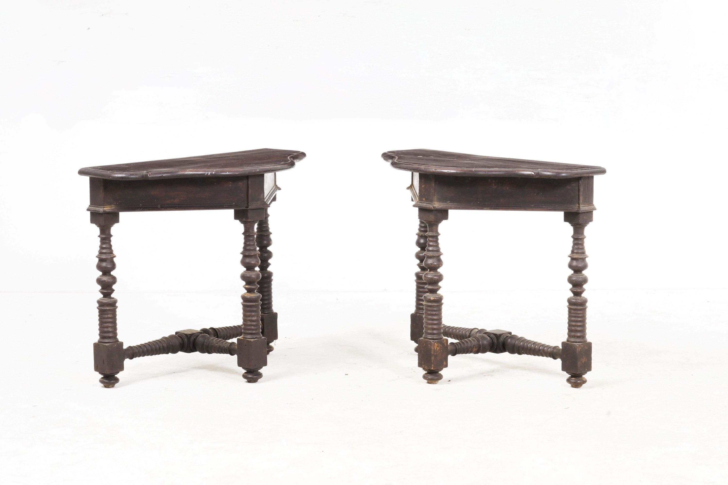 Coppia di tavoli console in noce, Centro Italia XVII-XVIII secolo