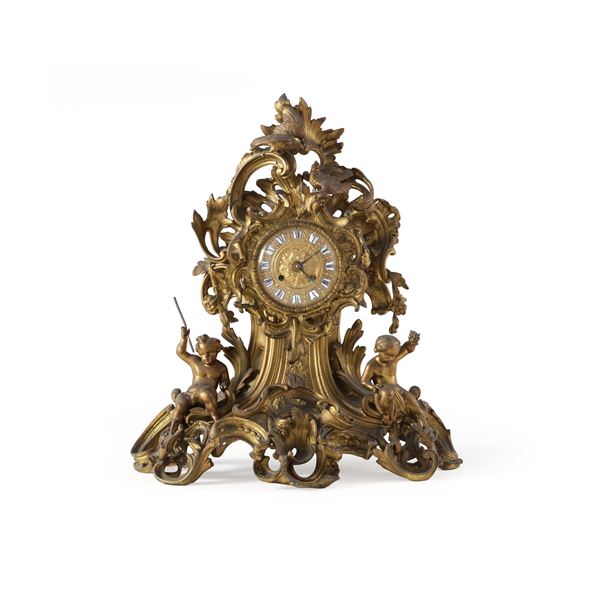 Orologio da tavolo in bronzo dorato. Inghilterra XIX-XX secolo