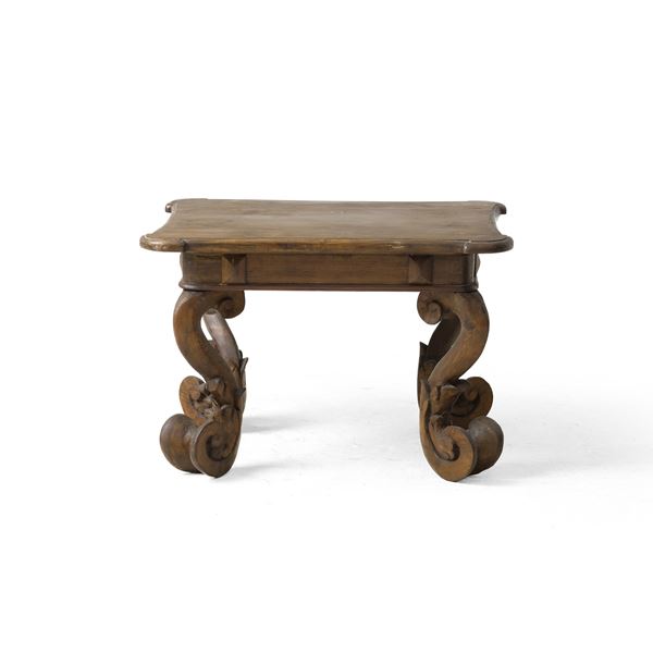 Tavolino basso in legno intagliato. XX secolo