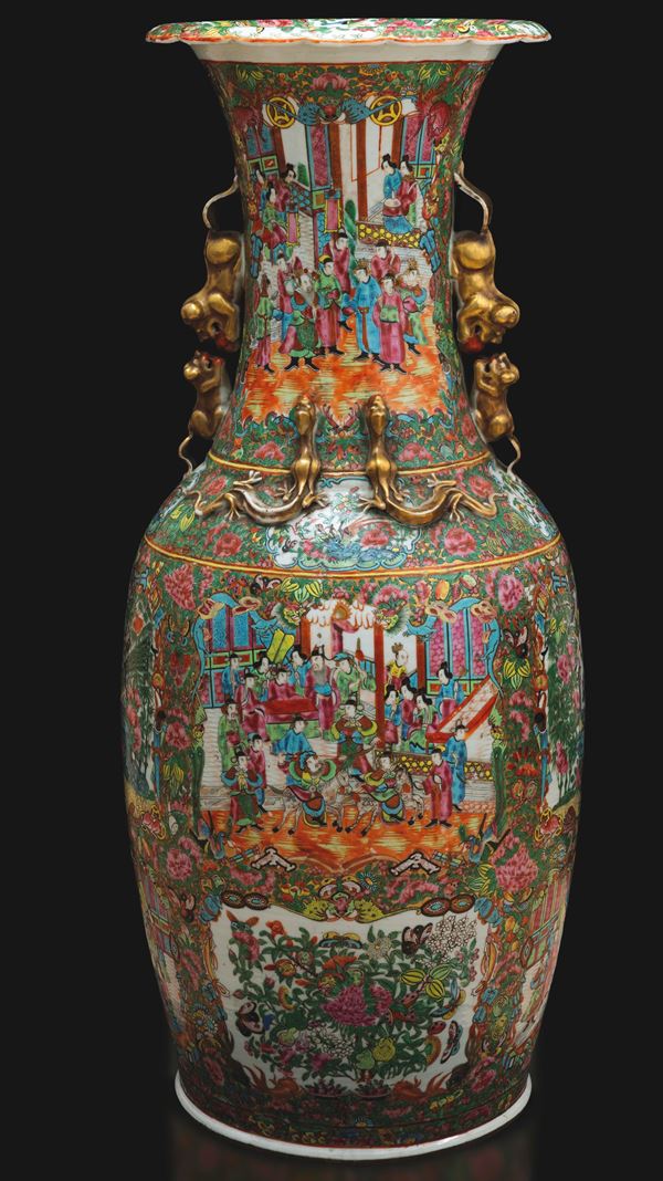 Coppia di vasi in porcellana Canton raffigurante scene di corte e motivi floreali entro riserve con manici e decori zoomorfi dorati a rilievo, Cina, Dinastia Qing, XIX secolo