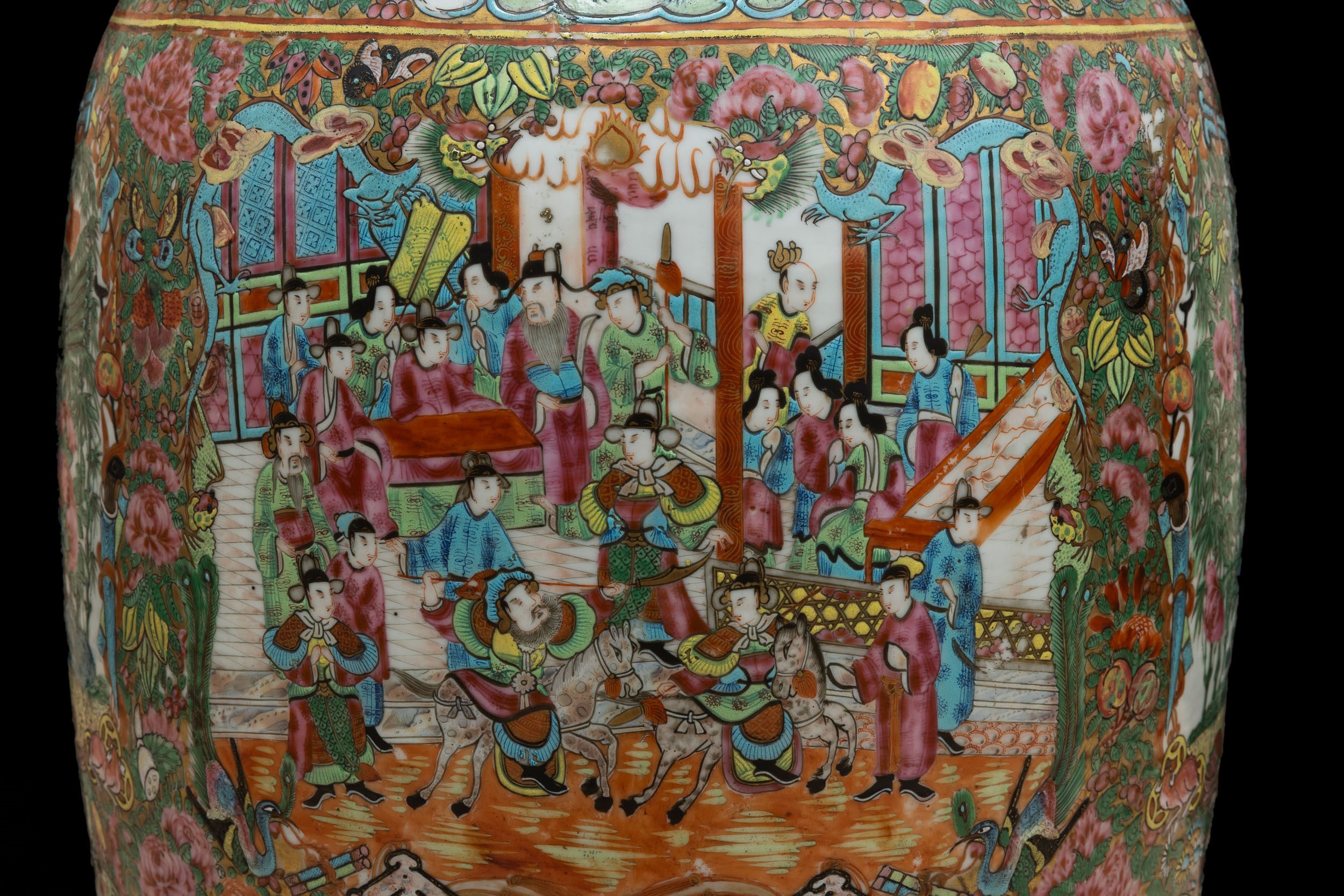 Coppia di vasi in porcellana Canton, Scene di corte e motivi floreali (Dinastia Qing, XIX secolo)