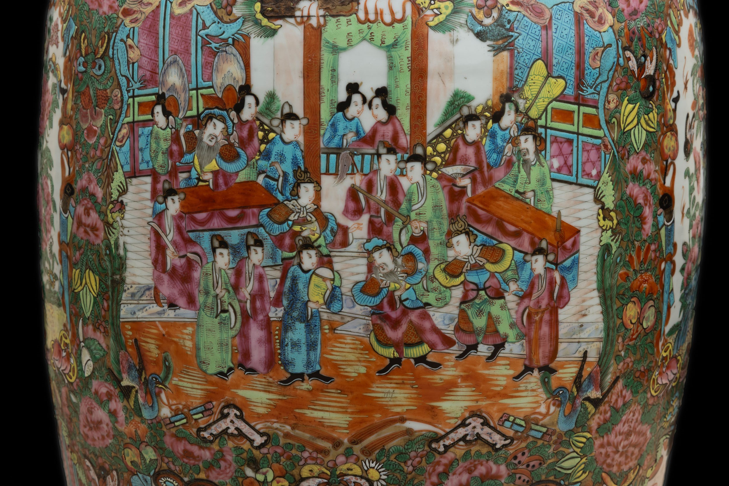 Coppia di vasi in porcellana Canton, Scene di corte e motivi floreali (Dinastia Qing, XIX secolo)