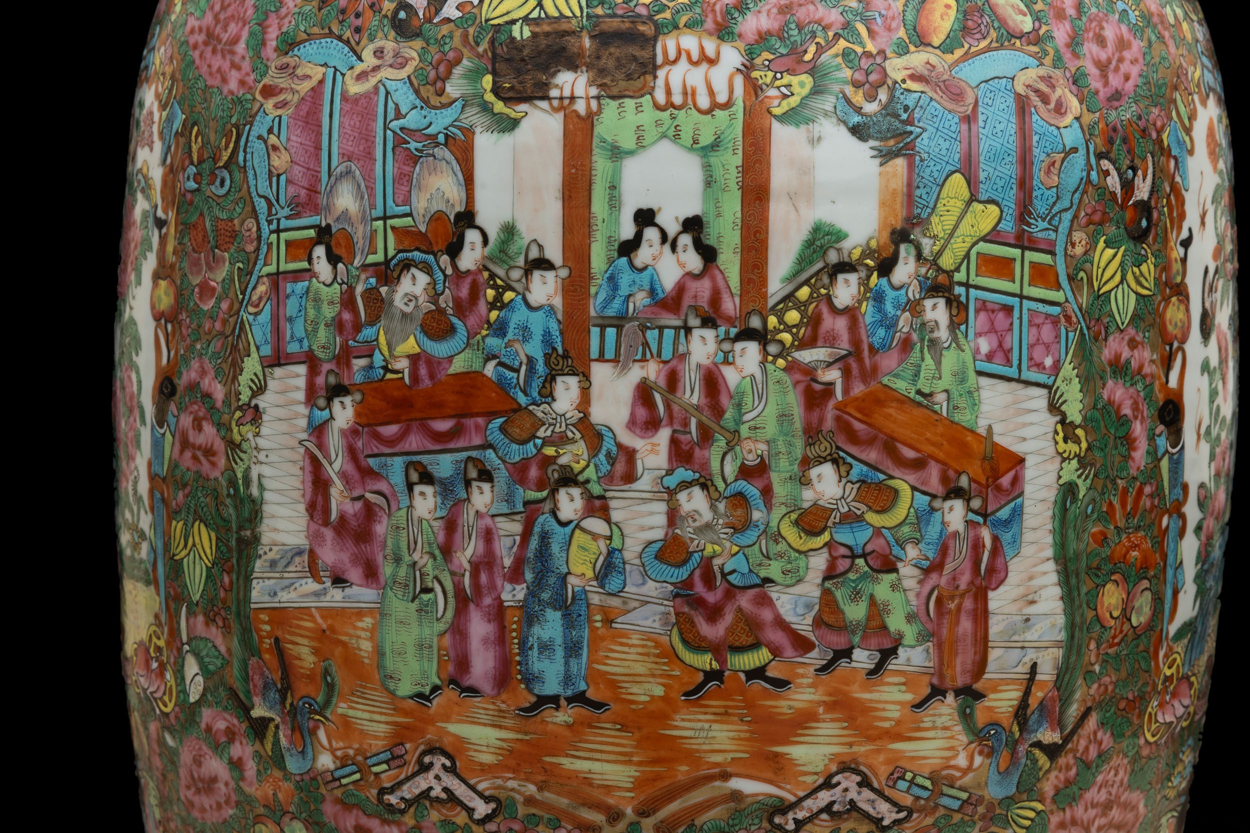 Coppia di vasi in porcellana Canton, Scene di corte e motivi floreali (Dinastia Qing, XIX secolo)