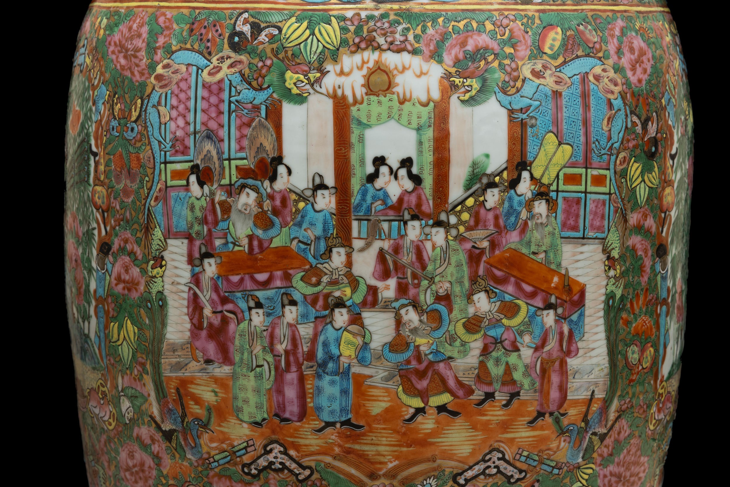 Coppia di vasi in porcellana Canton, Scene di corte e motivi floreali (Dinastia Qing, XIX secolo)
