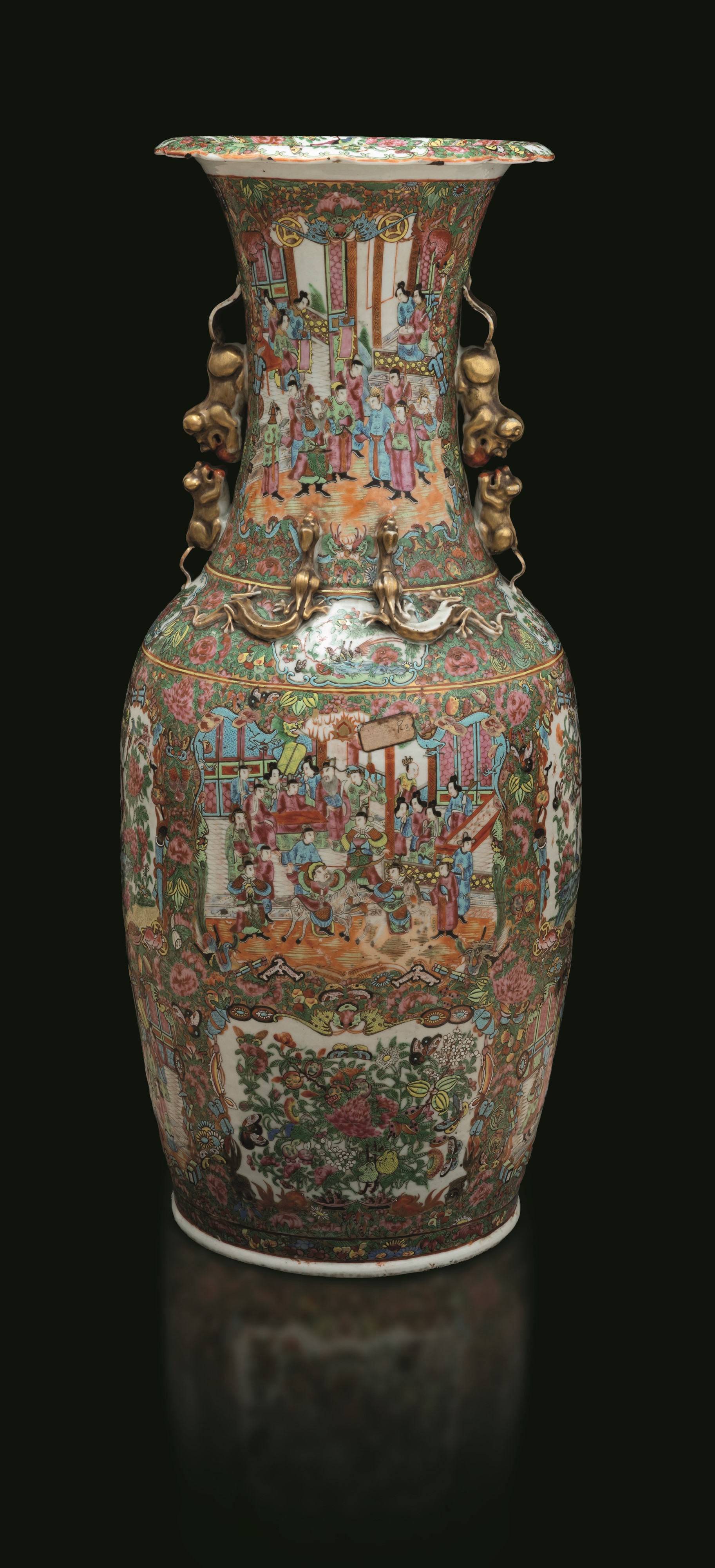 Coppia di vasi in porcellana Canton, Scene di corte e motivi floreali (Dinastia Qing, XIX secolo)