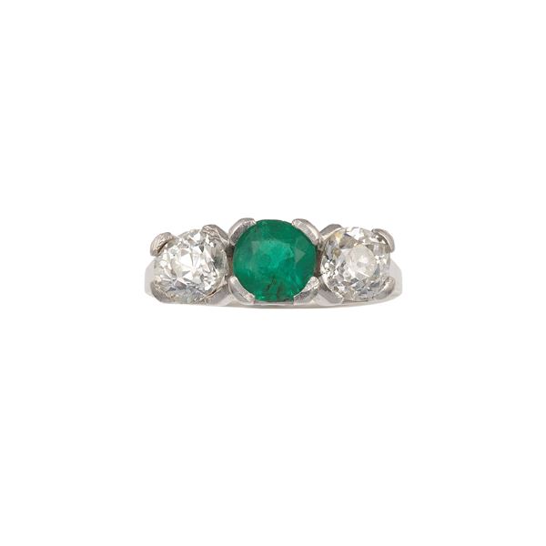 Old-cut diamond, emerald and gold ring
