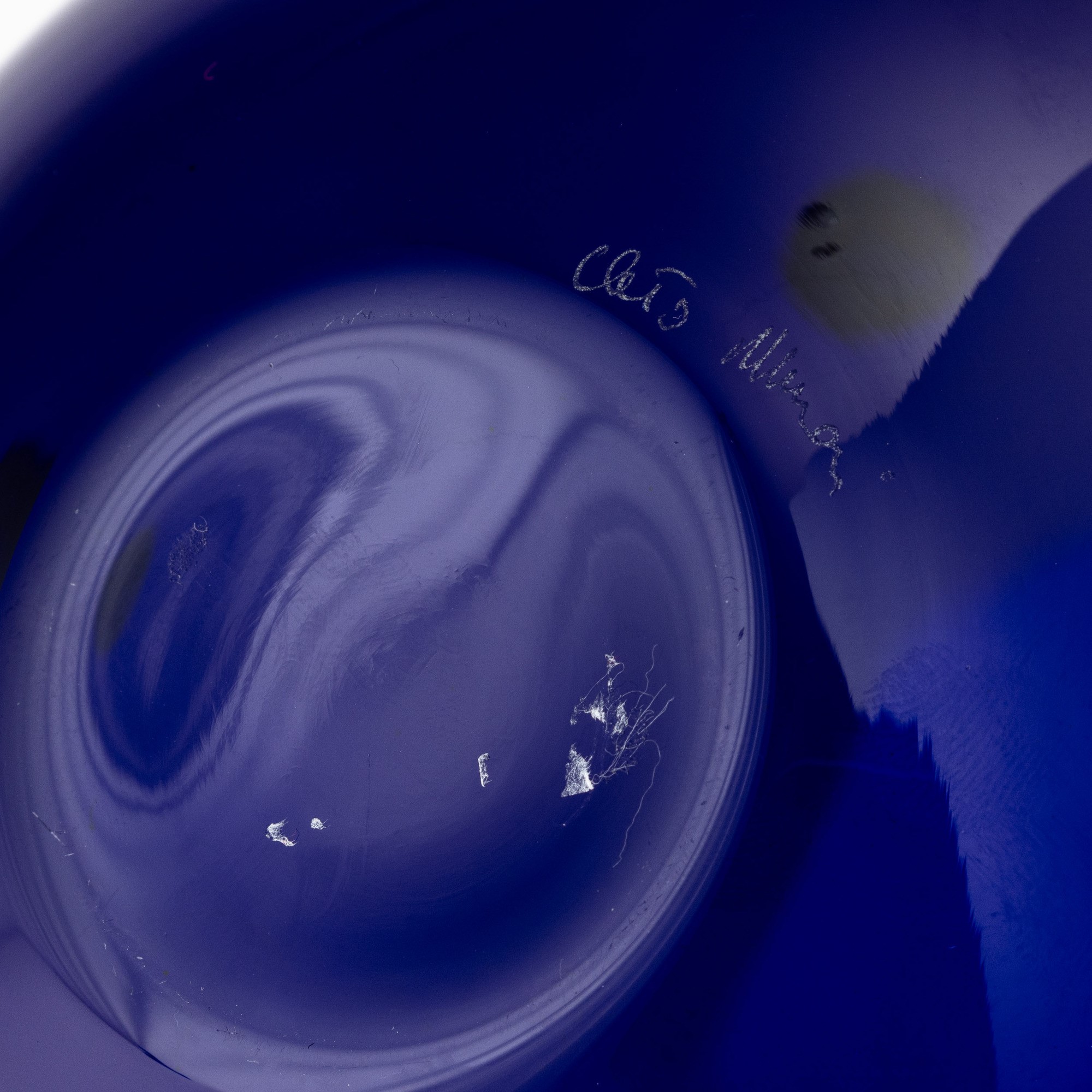 Cleto Munari - Vaso sferico in vetro soffiato blu con applicazioni metalliche (ca. 1990)