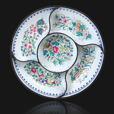 Cina, Piatto a smalto «Famiglia Rosa» con decori floreali, Dinastia Qing (XVIII secolo)