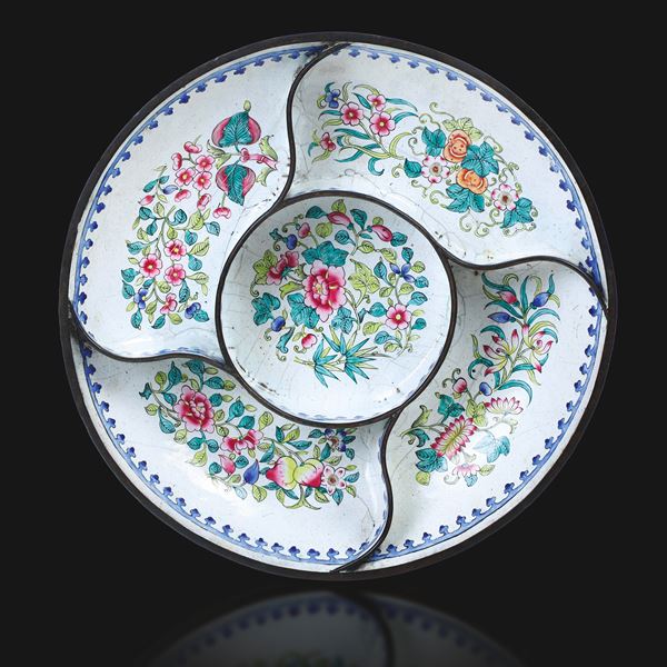 Piatto a smalto Famiglia Rosa con decori a motivi floreali, Cina, Dinastia Qing, XVIII secolo