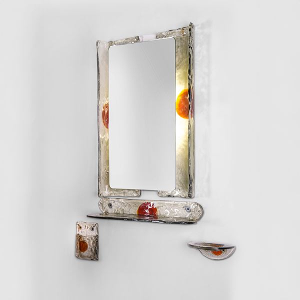 Specchiera luminosa con elementi portaoggetti