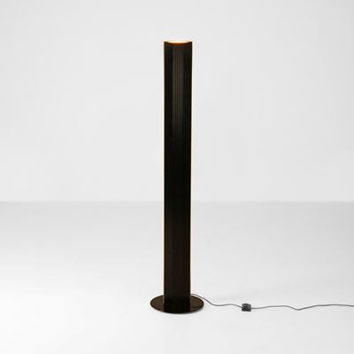 Lampada da terra in alluminio laccato