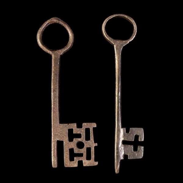 Due chiavi romaniche in ferro forgiato. Francia e Alto Adige, XIII-XIV secolo