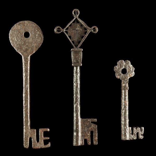 Tre chiavi gotiche in ferro. Tirolo e Italia, XIV secolo