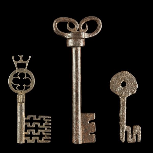 Tre chiavi gotiche in ferro. Italia e Francia, XIV secolo