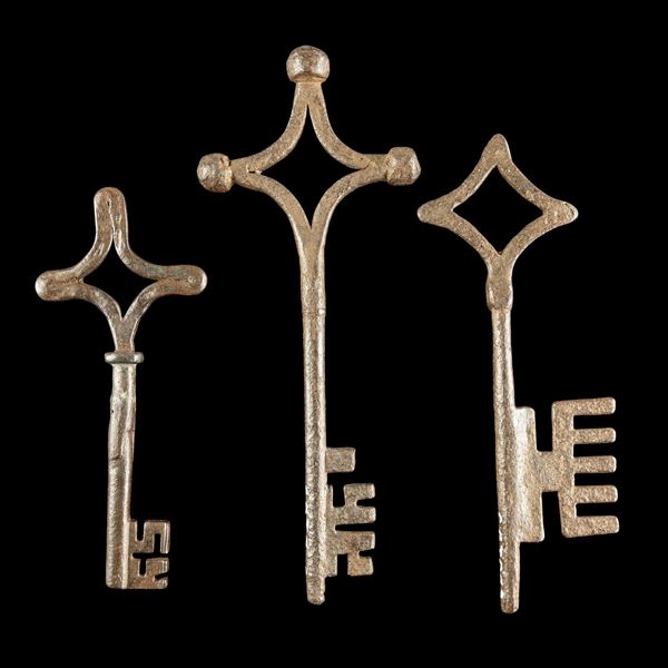 Tre chiavi gotiche in ferro forgiato. Tirolo, XIV secolo