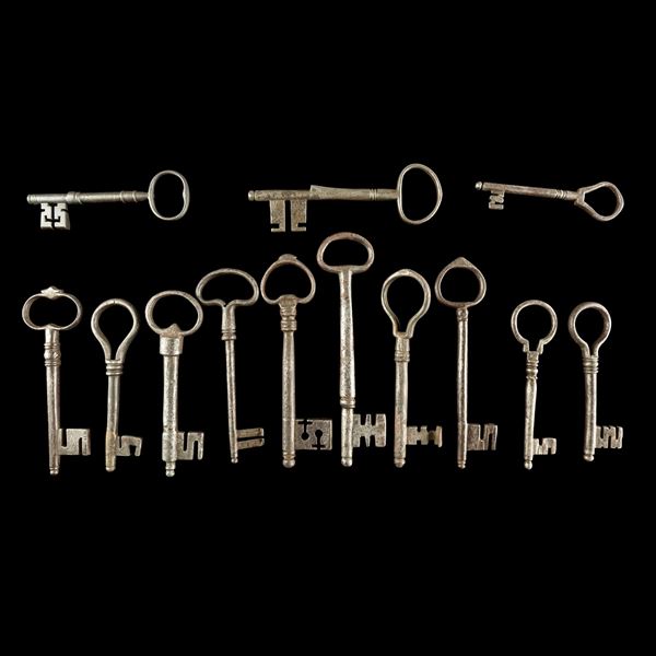 Insieme di tredici chiavi in ferro forgiato. Italia settentrionale, XV secolo