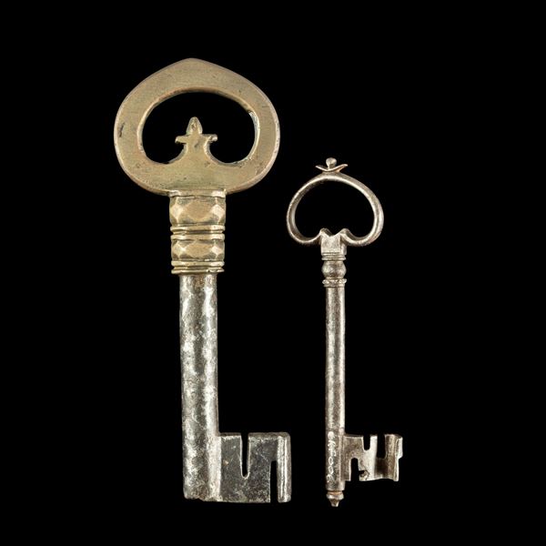 Due chiavi rinascimentali in ottone e ferro forgiato. Piemonte e Francia, XVI secolo