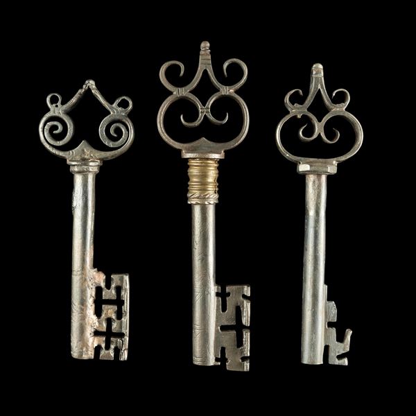 Tre chiavi rinascimentali in ferro forgiato e ottone. Alto Adige, XVI secolo