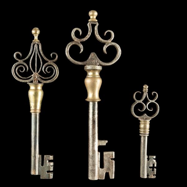 Tre chiavi rinascimentali in ferro forgiato e ottone. Alto Adige, XVI secolo