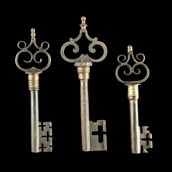 Tre chiavi rinascimentali in ferro forgiato e ottone. Alto Adige, XVI secolo