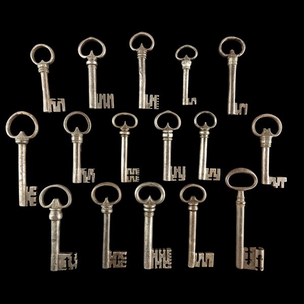 Insieme di sedici chiavi in ferro. XVI-XVII secolo