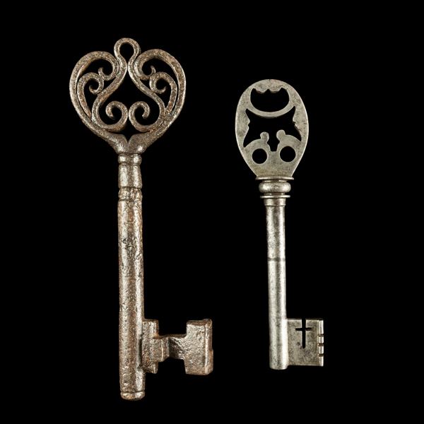 Una chiave da portone e una clé de mariage in ferro forgiato. Francia e Alto Adige, XVII secolo