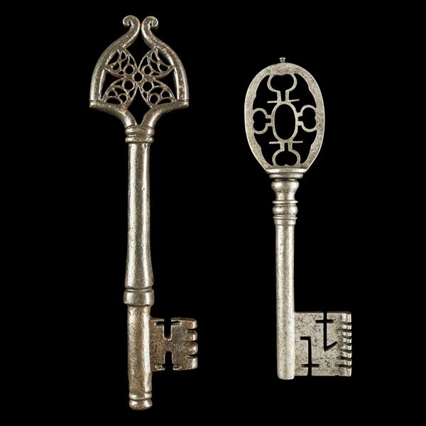 Una chiave da portone e una clé de mariage in ferro forgiato. Francia e Alto Adige, XVII secolo
