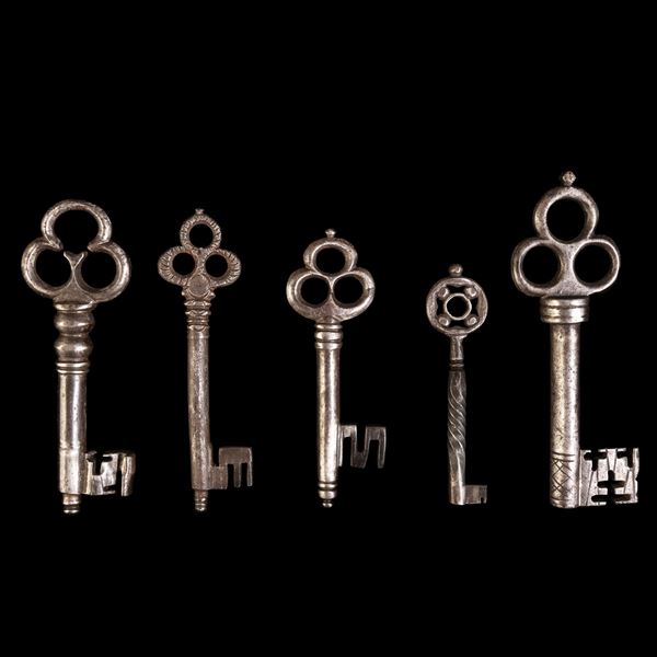 Cinque chiavi trilobate in ferro forgiato. Spagna e Alto Adige, XVII secolo