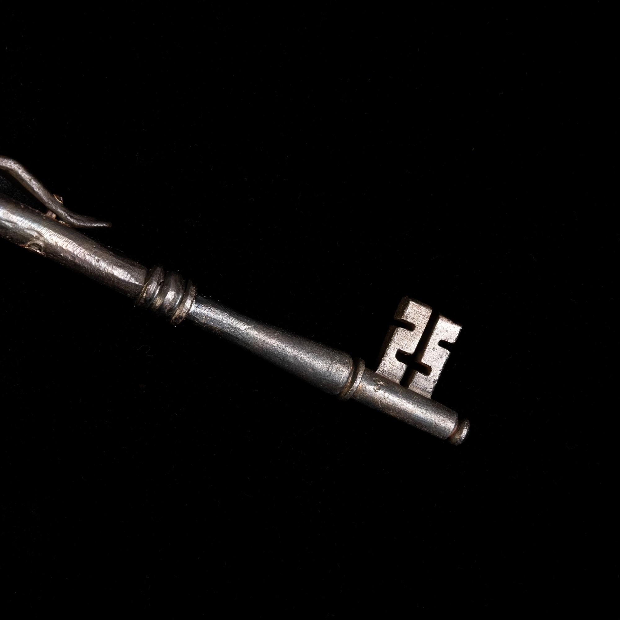 Chiave a crocefisso in ferro e bronzo, Italia settentrionale, XVIII secolo