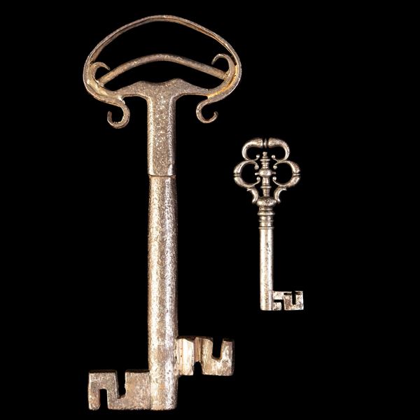 Due chiavi in ferro forgiato. Inghilterra, XVIII secolo e Francia, XX secolo