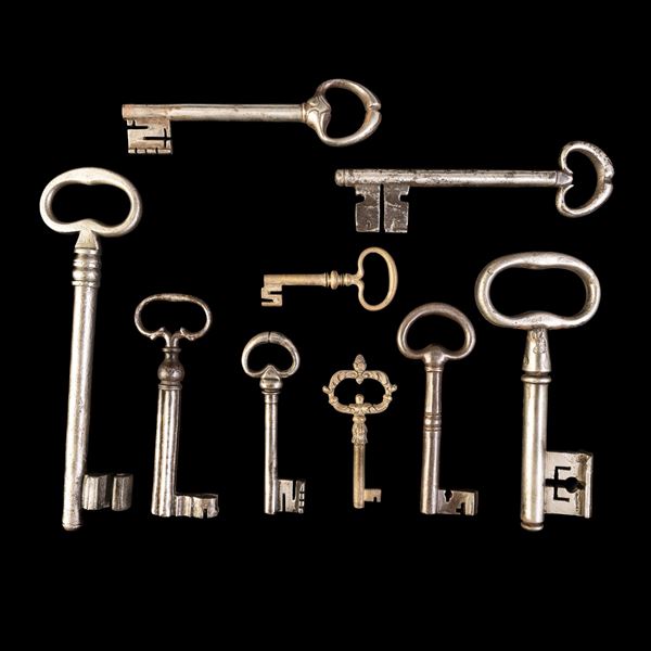 Insieme di nove chiavi in ferro forgiato e ottone. Italia, XIX secolo