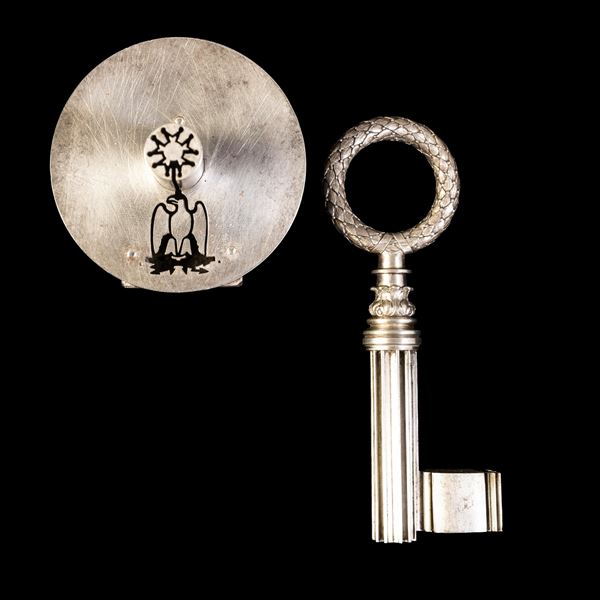 Eccezionale chiave della Legion d’onore in ferro forgiato, inciso e scolpito. Francia, XIX secolo