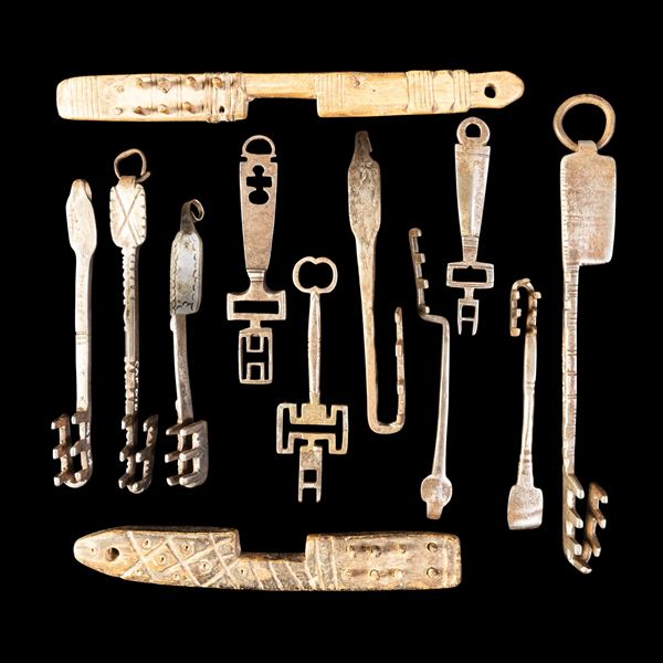 Collezione di chiavi africane del Sahara in ferro forgiato e legno. XIX secolo