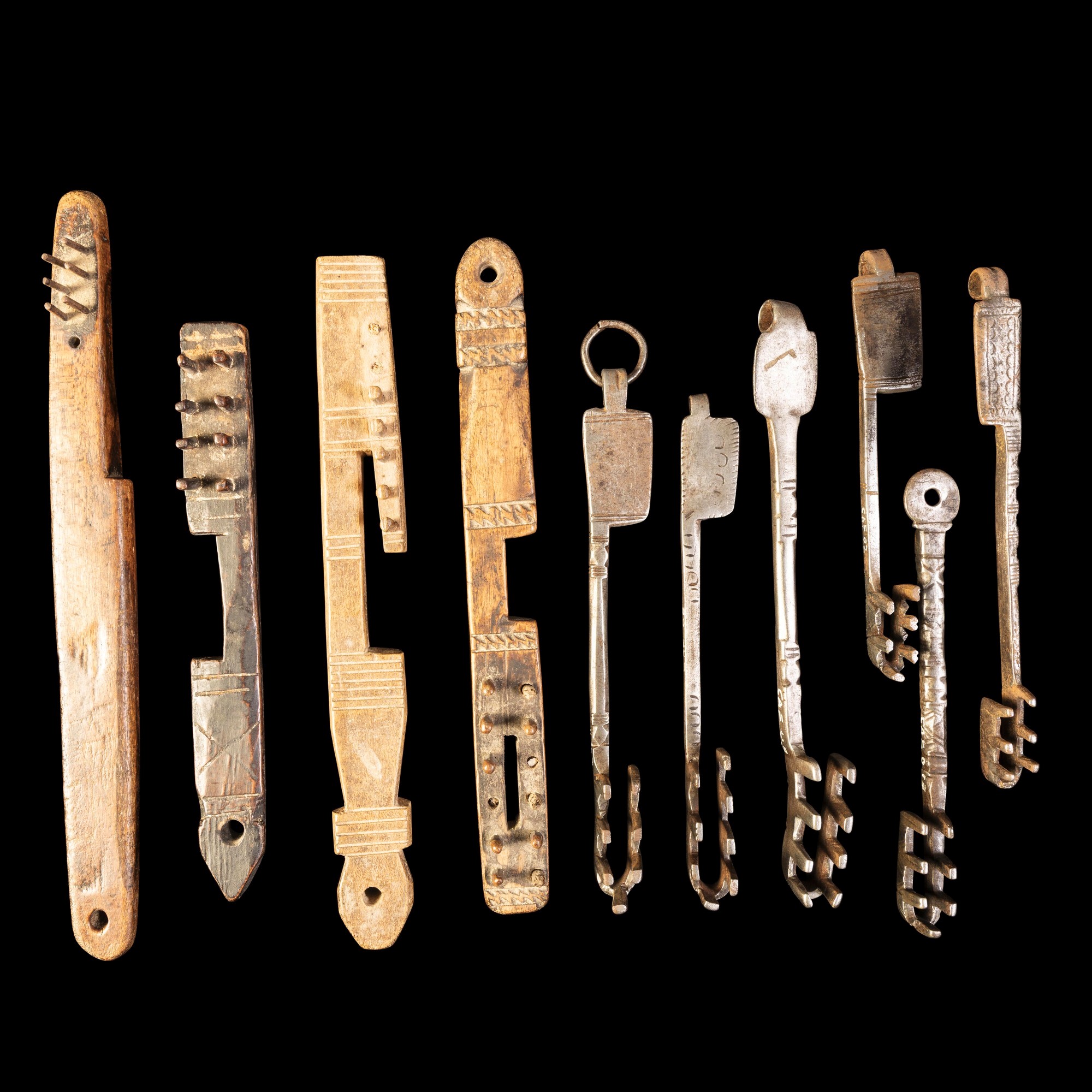 Collezione di chiavi africane del Sahara, ferro forgiato e legno, XIX secolo