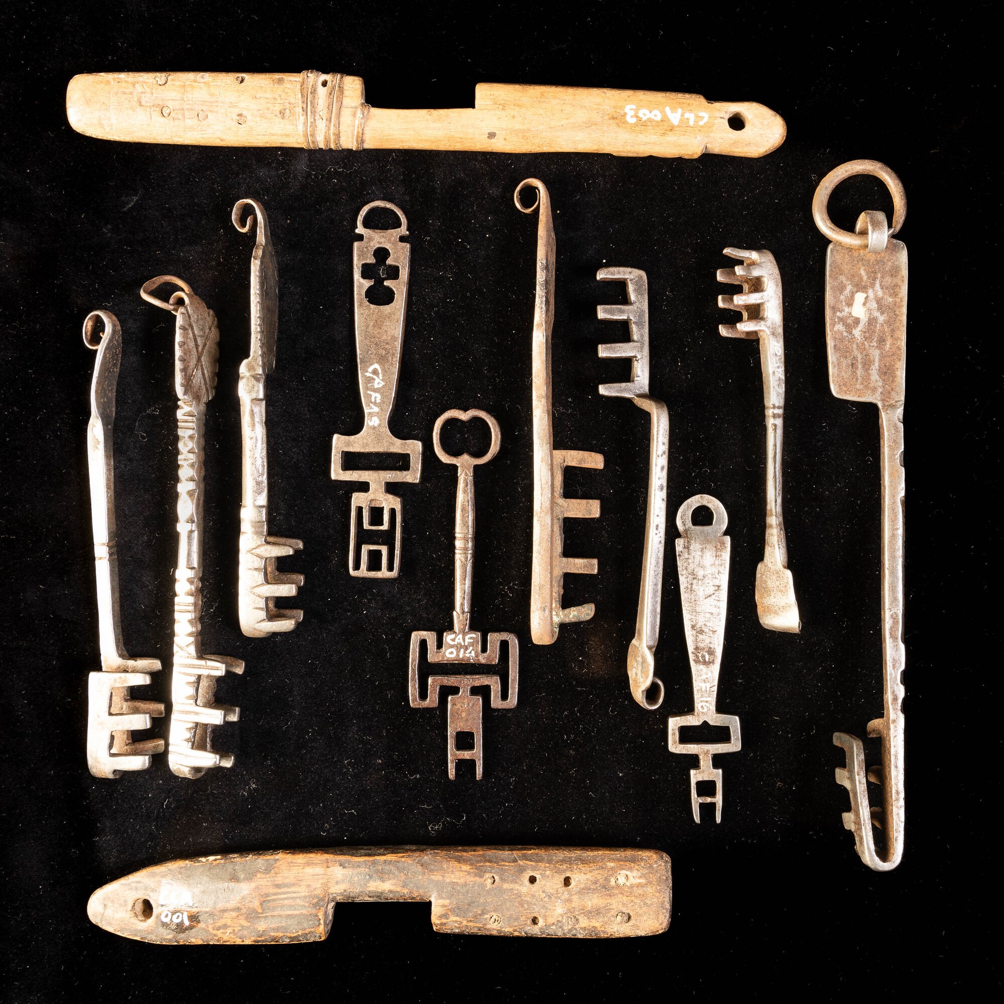 Collezione di chiavi africane del Sahara, ferro forgiato e legno, XIX secolo