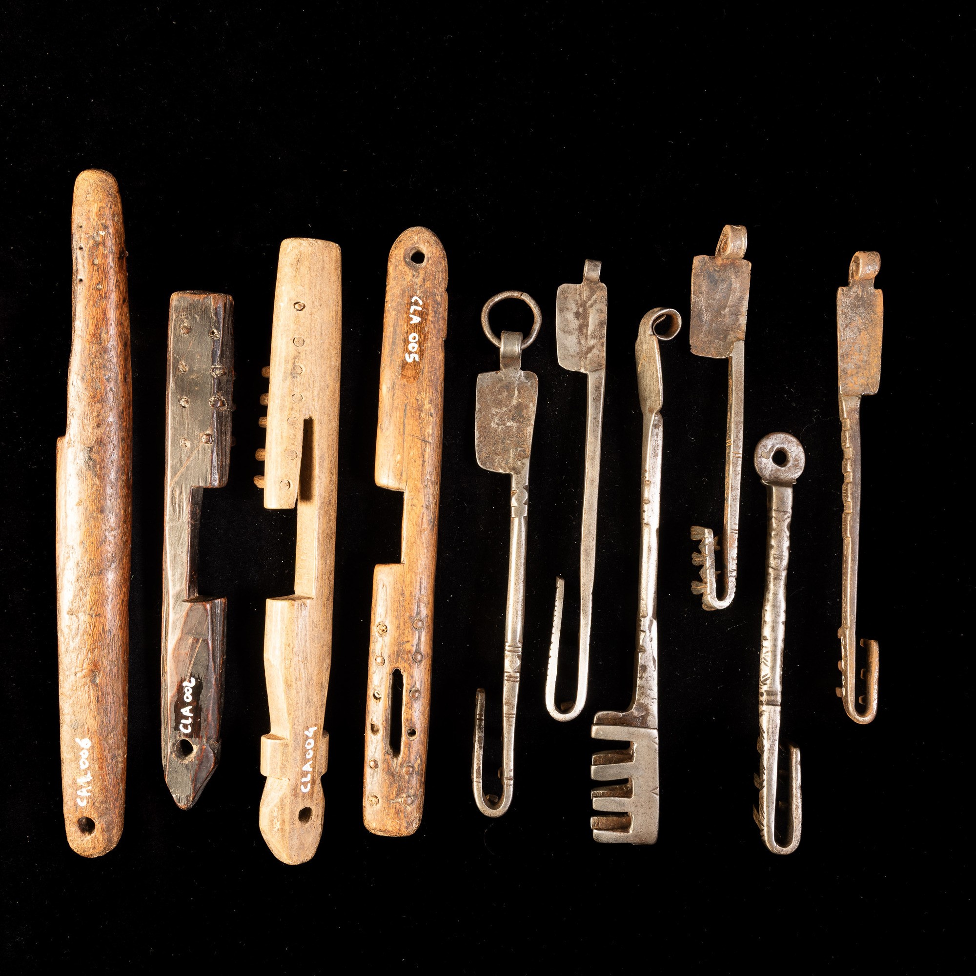Collezione di chiavi africane del Sahara, ferro forgiato e legno, XIX secolo