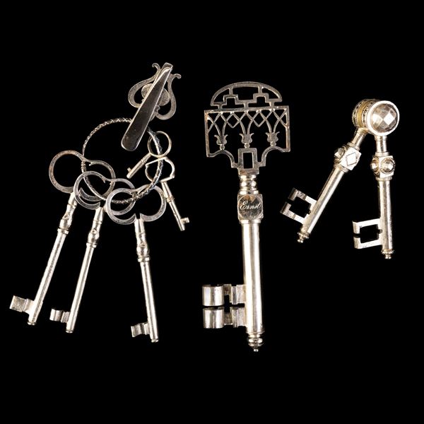 Cofanetto di nozze in pelle rossa impressa con chiavi in ferro. Germania, inizio XIX secolo