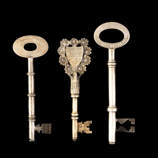 Insieme di tre chiavi simboliche in argento e argento dorato. Inghilterra, XIX secolo